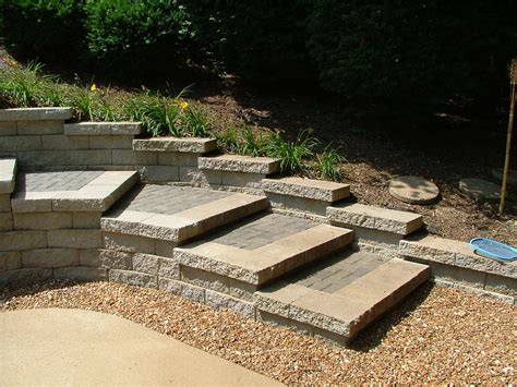 curved steps alongside retaining wall | Landscaping retaining walls ...