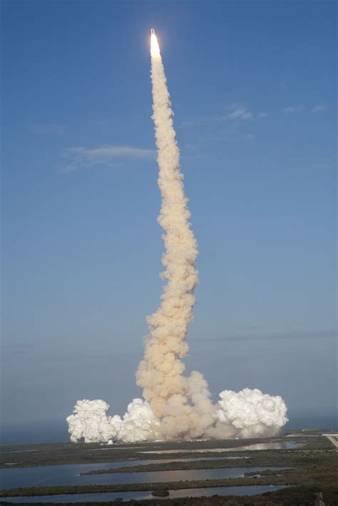 File:Space Shuttle Discovery launch on STS-133 from VAB roof.jpg ...