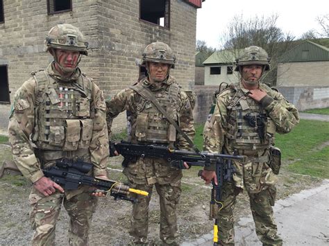 Soldiers of 3rd Battalion The Parachute Regiment wearing Virtus on ...