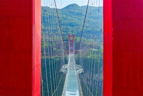 The world's longest suspension glass bridge in Huangchuan Three Gorges ...