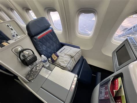 Delta One Business Class Boeing 767-300 Review [JFK to HNL]