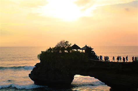 Sunset at Tanah Lot Temple, Bali | THE GLOBAL GIRL