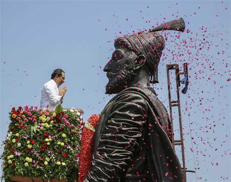 Today's Photo : Uddhav Thackeray offers tribute at Chhatrapati Shivaji ...