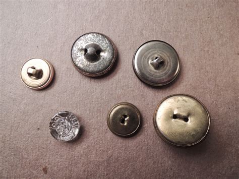 Holly Goes Lightly: DIY Vintage Button Push Pins