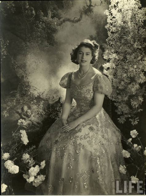 30 Rare and Stunning Vintage Photos of a Young Queen Elizabeth II in ...