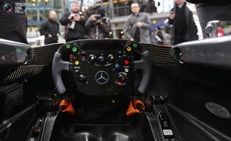 McLaren Formula 1 Cockpit (xpost from r/F1porn) : dashboardporn