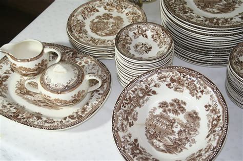 Royal Staffordshire Fine Bone China in "Tonquin" Pattern : EBTH