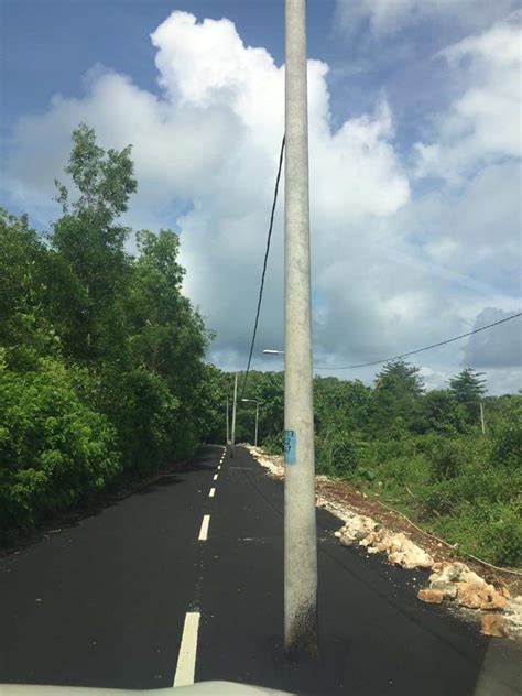 Viral Tiang Beton Listrik Di Tengah Jalan Raya Bali | Otomotif Langka ...