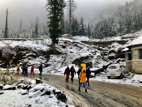 Tourists enjoys first snowfall of the season in Manali - Discover Kullu ...