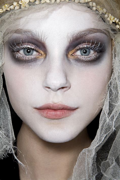 11 Stunningly Pretty Halloween Makeup Ideas - Wonder Forest