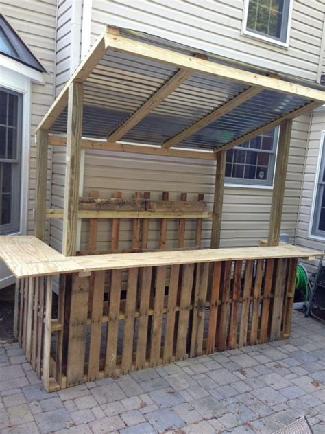 DIY Fun 101: Building Pallet Outdoor Bar and Stools