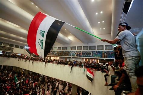 Iraqi protesters breach parliament building in Baghdad | CBC News