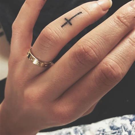 tatouage sur le doigt annulaire croix | Tatouage sur le doigt, Tatouage ...