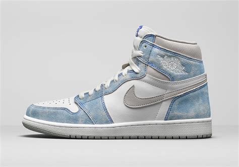 Air Jordan 1 Retro High OG Hyper Royal 555088-402 | SneakerNews.com