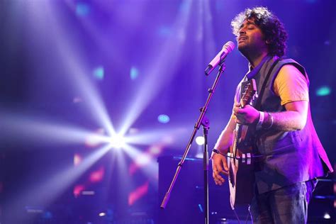 Bollywood Singer Arijit Singh Loses His Calm At A LIVE Concert