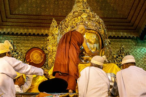 An unusual Buddhist ritual in Mandalay - Mark Chamberlain Photography