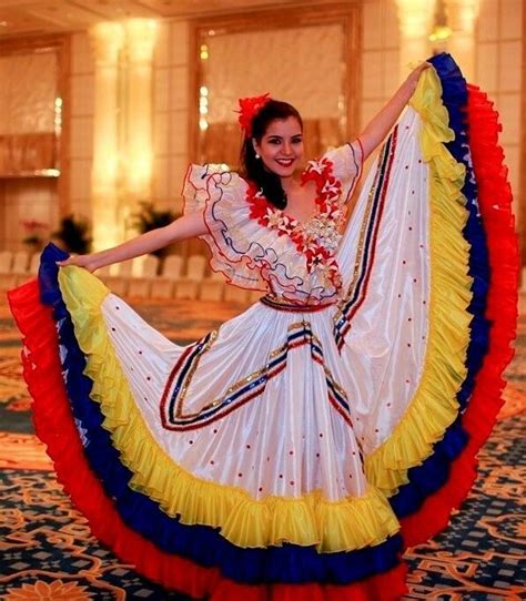 Pin by gloria perez bernal on DISFRAZ | Folklorico dresses, Traditional ...