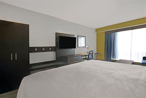 Holiday Inn Express & Suites Milwaukee - Brookfield, an IHG Hotel ...