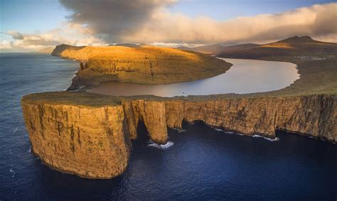 High Above Sørvágsvatn - The incredible Lake Sørvágsvatn and ...