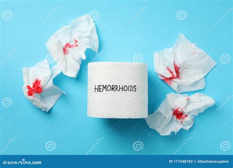 Papel Higiénico Con Hemorroides Y Papel Con Sangre De Fondo Azul Foto ...