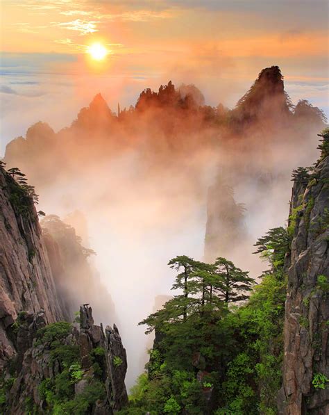 Watch Huangshan Sunrise While Hiking the Yellow Mounatin 2025