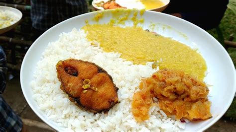 Eating Lunch(Rice & Fish Curry/ Fish Fry, Aloo Bharta, Daal) With ...