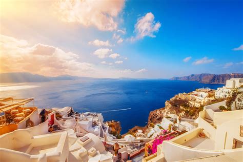 Oia village in Santorini, Greece | SantoriniBestTours.com