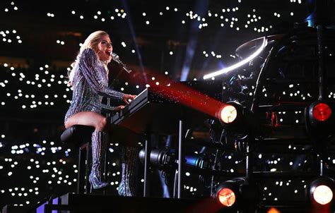 Lady Gaga's Super Bowl 2017 halftime show review: Sequins over ...