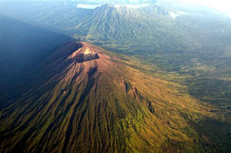 Thousands evacuated amid fear over Bali volcano eruption • Earth.com