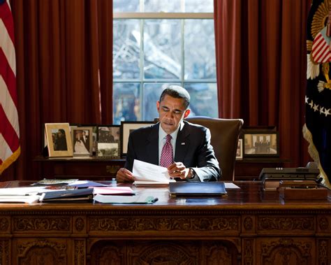 PRESIDENT BARACK OBAMA AT RESOLUTE DESK IN THE OVAL OFFICE - 8X10 PHOTO ...