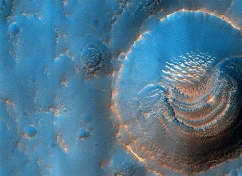 NASA Mars Reconnaissance Orbiter Captures Bizarre Shapes Inside Arabia ...