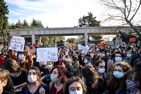 Turkish Students Blast Metallica to Protest New University Head