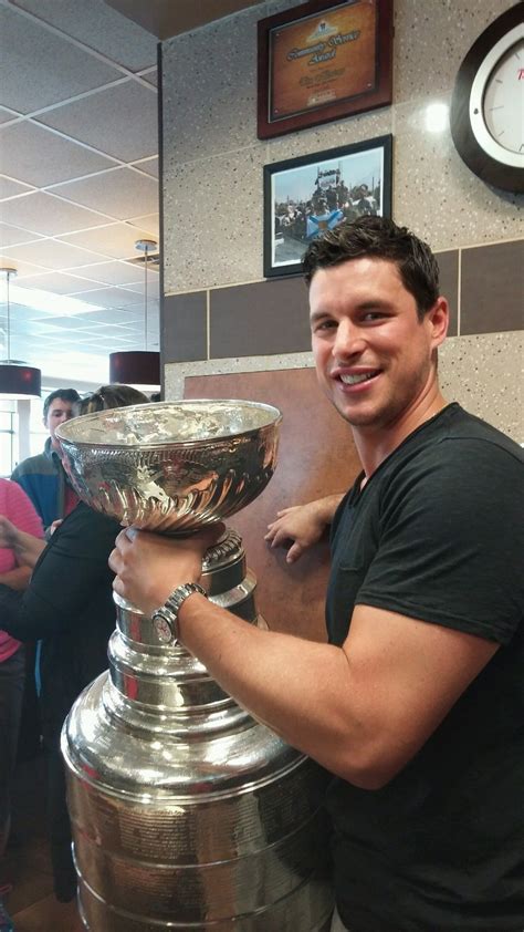 Sidney Crosby takes Stanley Cup to air carrier, hometown coffee shop