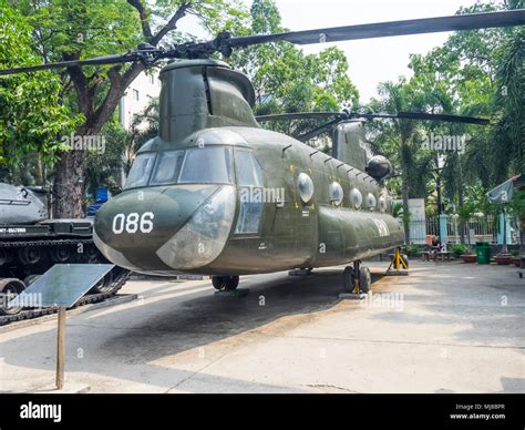 US Army Boeing CH-47 Chinook helicopter from the Vietnam War on display ...