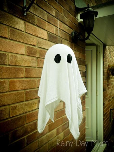 Floating Ghosts DIY Craft for Halloween