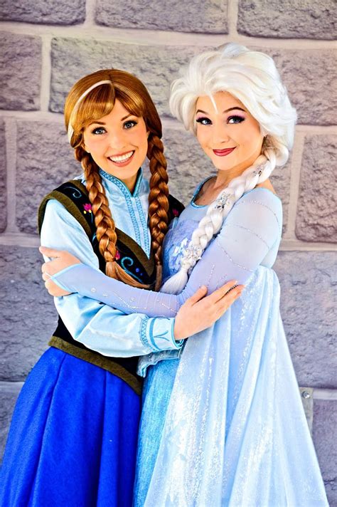 anna elsa frozen hongkong disneyland | Disney cosplay, Disneyland ...