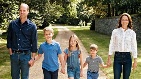 Prince William & Kate Middleton Pose With Kids In New Christmas Card ...