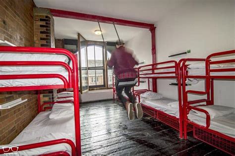 3 BEST and COOLEST Hostels in London 2019 (Solo-Traveller + Party)