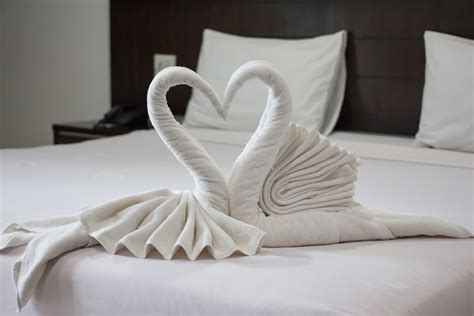 How to make a towel swan for your bed - Furl Blog