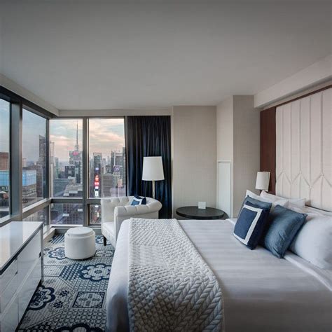 Guest room overlooking Manhattan skyline | Nyc hotel rooms, Luxury ...