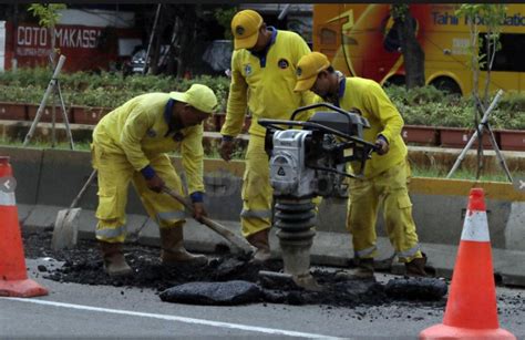 Pasca Banjir Jakarta, 258 Titik Jalan Rusak | lampu merah