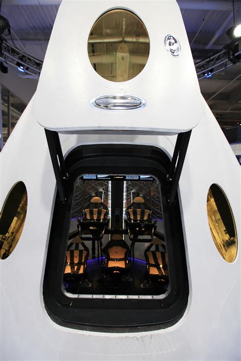 Spacex Crew Dragon Capsule Interior : Inside Spacex S Crew Dragon ...