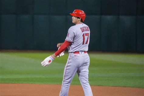 What Pros Wear: Shohei Ohtani's New Balance Baserunning Gloves - What ...