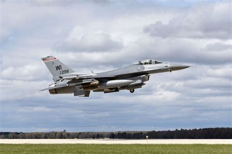 F-16 pilot died in U.P. fighter jet crash, military says - mlive.com