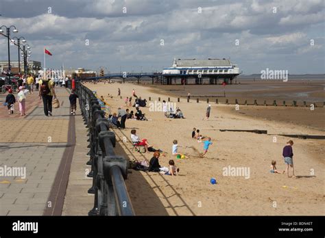 Beach promenade cleethorpes beach cleethorpes hi-res stock photography ...