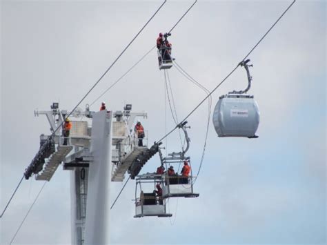 Daily Photo: 21/04/2012 – Cable car gondolas hang above the Thames ...