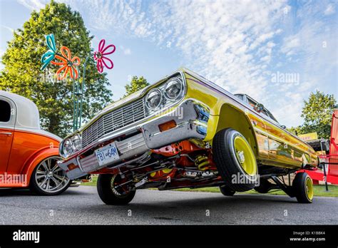 Lowrider hydraulics hi-res stock photography and images - Alamy