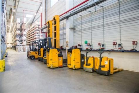 Forklift BATTERY CHARGER Forklift charging station: safety instructions