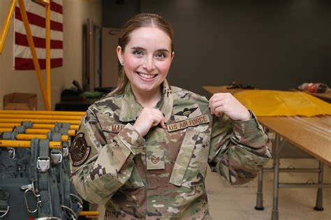 Airman graduates Army riggers course with honors > 505th Command and ...