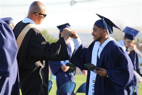 Desert Oasis High School seniors persevere | Columbia Basin Herald